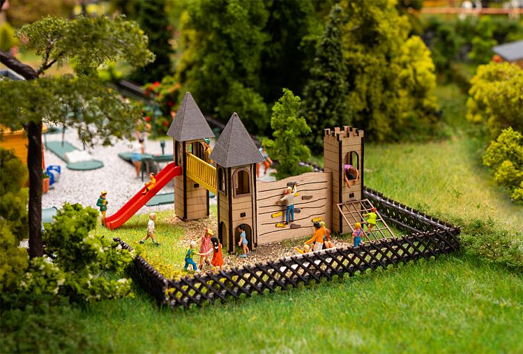 H0 Spielplatz ; Lasercut-Mini . Spielplatz-Set mit drei unterschiedlich bekrönten Spieltürmen, Brücke, Rutschbahn, Kletterwand und Kletternetz.