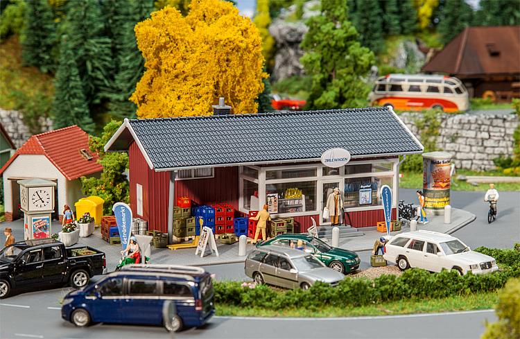 H0 Getränkehandel mit überdac hter Lagerfläche im Freien sowie zahlreichen Getränkekästen