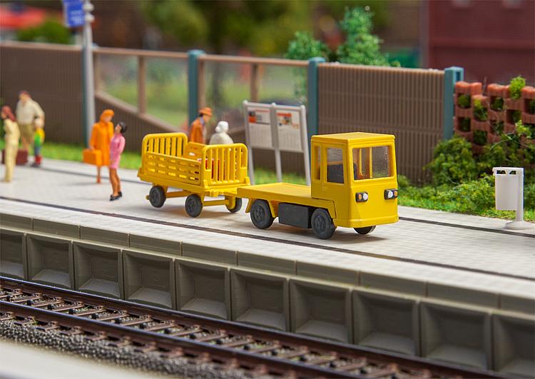 H0 Gepäckwagen Still R08-12. Standmodell eines Elektro-Plattformwagens mit Ladefläche