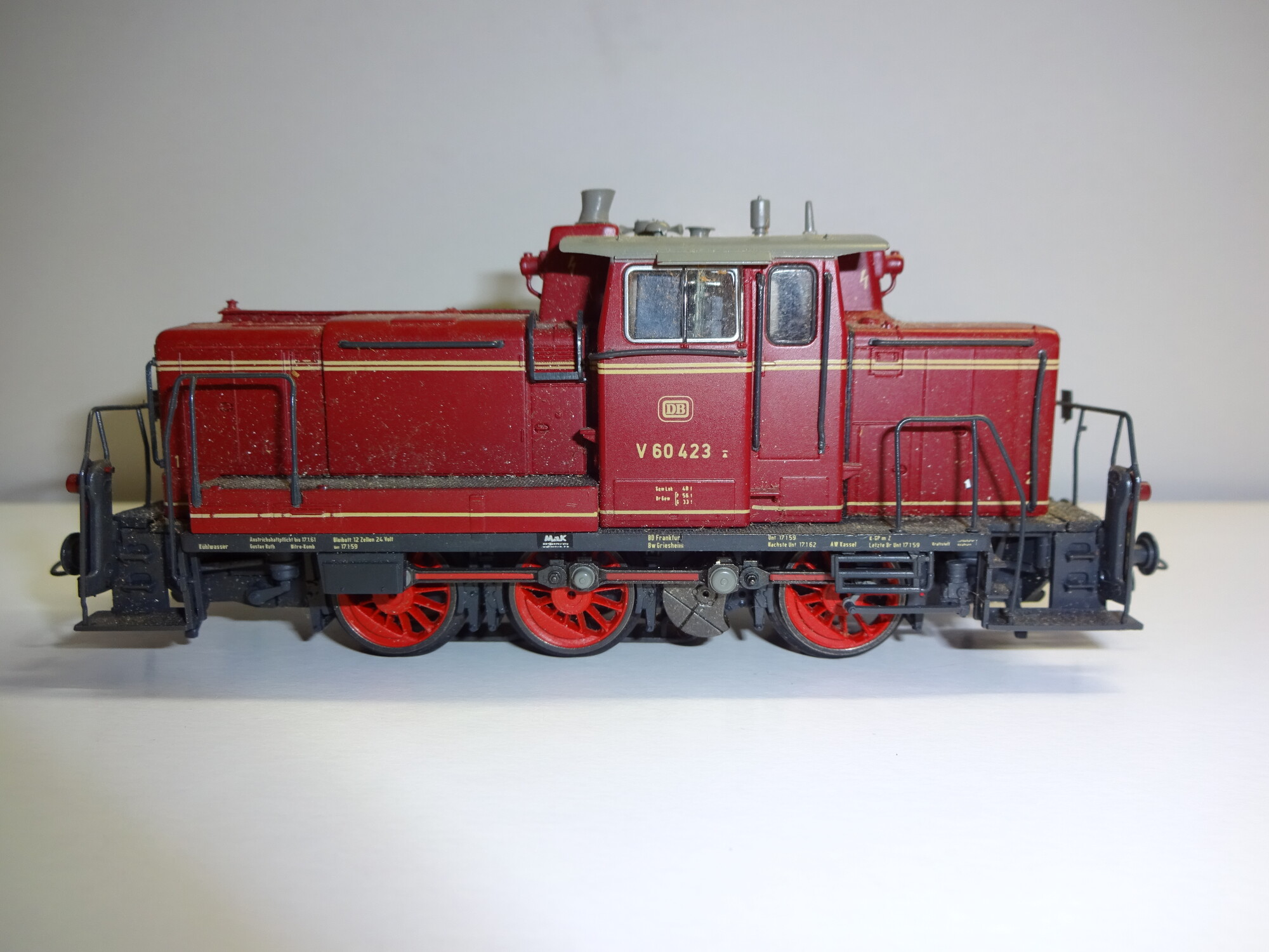Roco H0 DB Diesellokomotive V 60 423 in AC, ohne Originalverpackung. Die Lok ist in einem gebrauchten Zustand. Es handelt sich hierbei um ein Wechselstrom Modell.