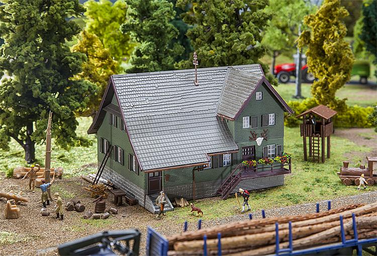 H0 Forsthaus , Zweistöckiges Jagdhaus auf einem Steinsockel und mit grüner Schindelverkleidung