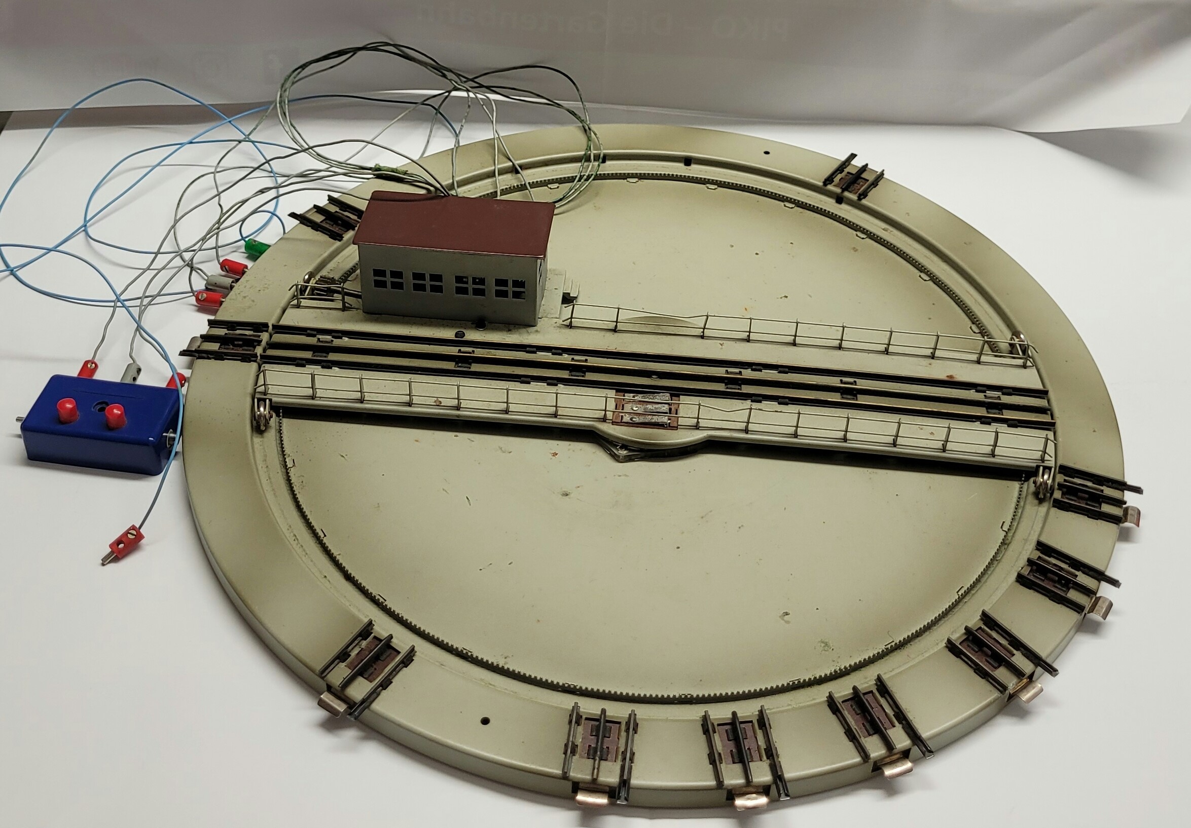 Märklin H0 Drehscheibe, elektrisch, für 10 Gleise, Maschinenhaus, Drehbühne mit Geländer, Stellpult, Durchmesser 360 mm, in blauer OVP.