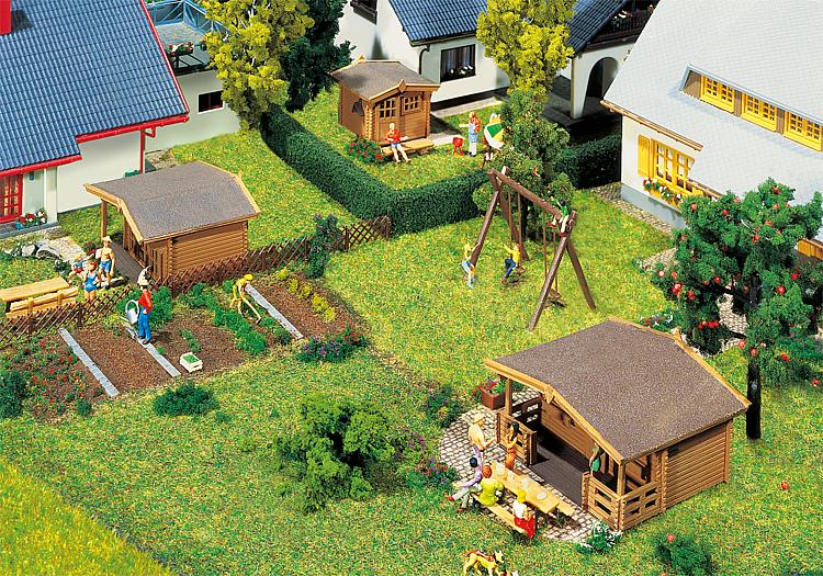 N 3 Gartenhäuser in Holzbauwe ise. Vielseitig einsetzbar.