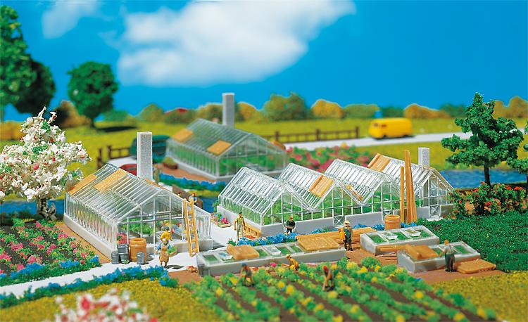 N Kleine Gärtnerei mit 2 Gewä chshäusern und 3 Frühbeeten.