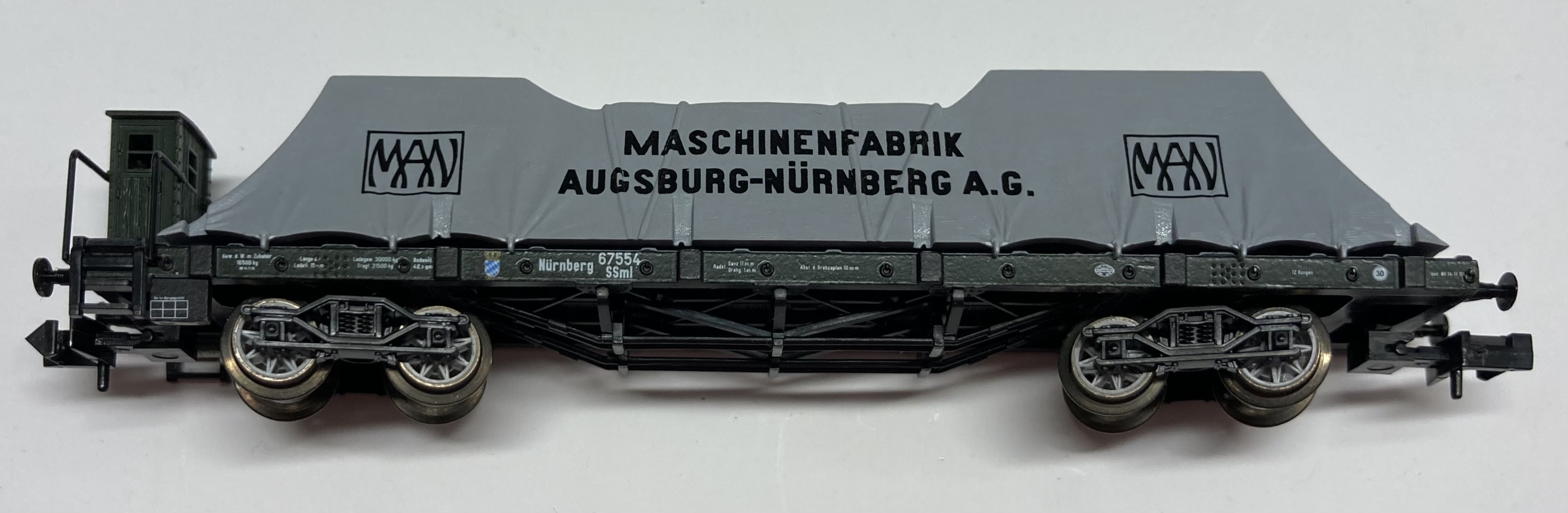 Minitrix Spur N Plattformwagen, Gattung SSml, 4-achsig, mit Plane (schwarz) ´MASCHINENFABRIK AUGSBURG- NÜRNBERG A.G.´