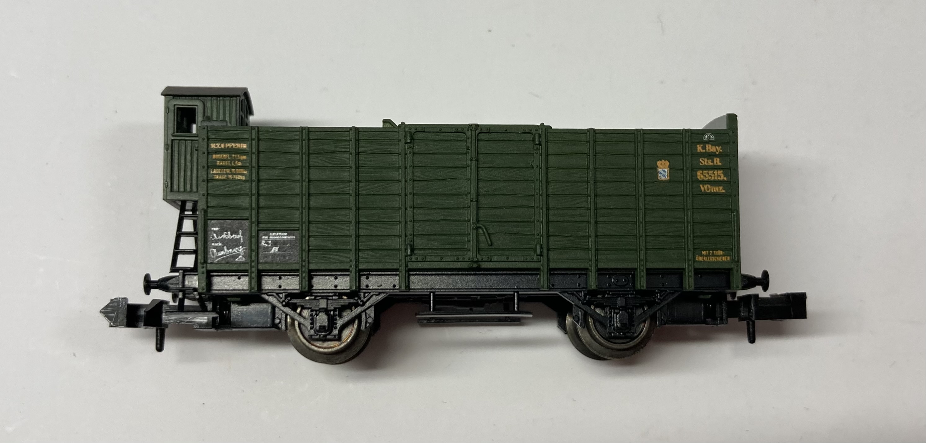 Minitrix Spur N Offener Güterwagen (Viehtransportwagen) mit Brhs, Gattung VOmz., 2-achsig, grün
