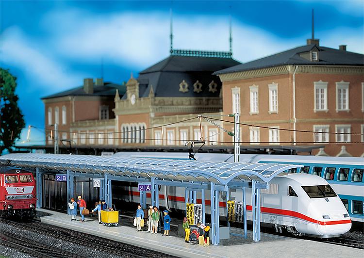 H0 ICE-Bahnsteige, 2 Stück , in moderner Ausführung, mit verglastem Warteraum und Sitzbänken