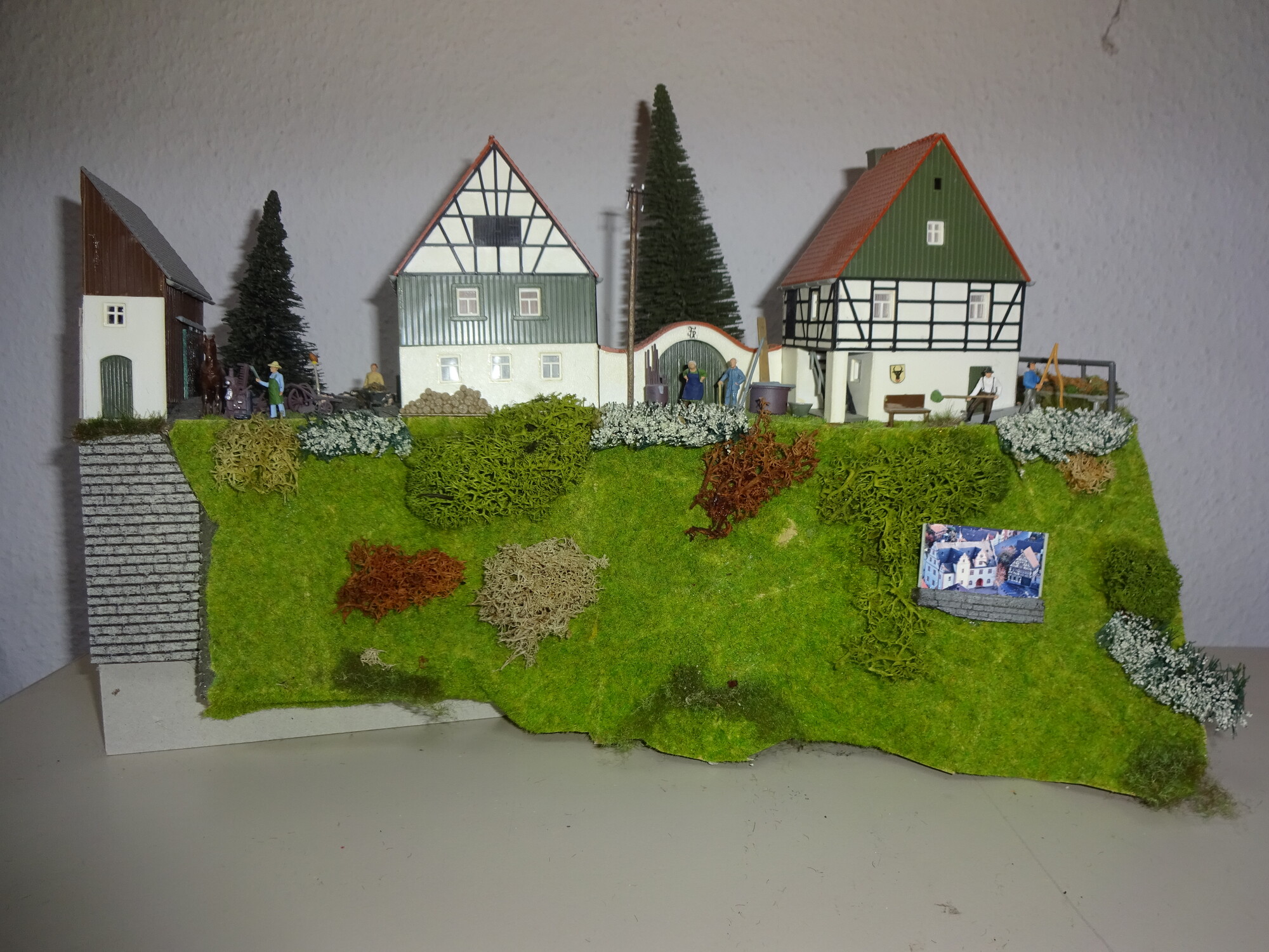 H0 Diorama Häuser am Berg 