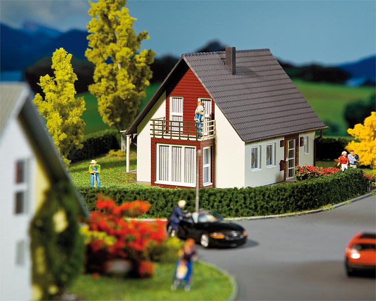 H0 Einfamilienhaus, weinrot , Auch für Anfänger leicht zu bauen.