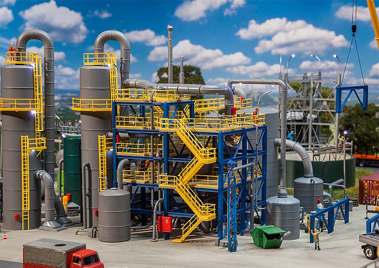 H0 Chemieanlage ; Produktions anlage der chemischen Industrie, mit großem Tank und Reaktor