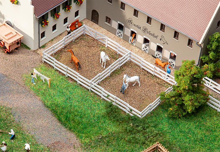 N Koppelzaun und Koppeltore, bestehend aus Pfosten, die durch drei Querriegel miteinander verbunden sind - Gesamtlänge: 930mm