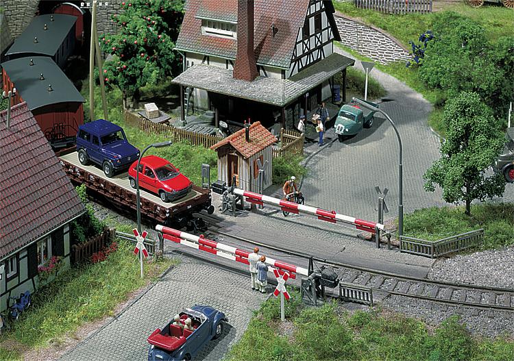 H0 Beschrankter Bahnübergang mit zwei kleinen Häuschen, Fußgänger-Drehkreuz und Schranken